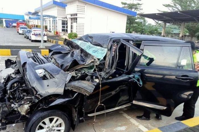 Kondisi Toyota Kijang Innova Reborn anggota DPR RI, Alamudin Dimyati Rois usai menghantam dan menancap di bak truk tronton, kini diamankan di gerbang tol Pemalang