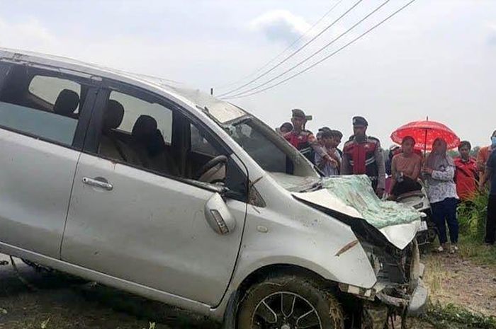 Nissan Grand Livina loncat dan tenggelam di sungai, tim evakuasi temukan korban di kabin