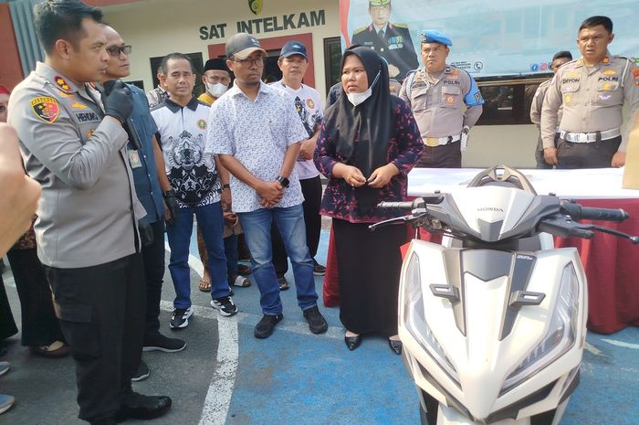 Polres Bangkalan kembalikan Honda Vario 125 yang sebelumnya dibegal kepada pemiliknya seorang guru kelas 5 SDN Lerpak 2, Geger, Bangkalan bernama Maidatul Hasanah (berkerudung)