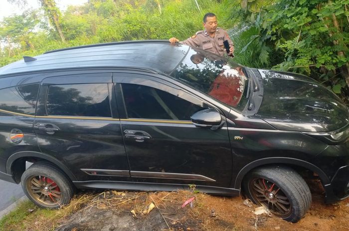 Toyota Rush tak bertuan ditemukan warga tersungkur di tepi jalan desa Pangpong, Labang, kabupaten Bangkalan, Madura, Jawa Timur. pemilik masih misterius