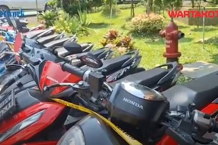 Beberapa motor curian yang ditemukan Polisi disembunyikan di parkiran Mall Season City Tambora, Jakarta Barat