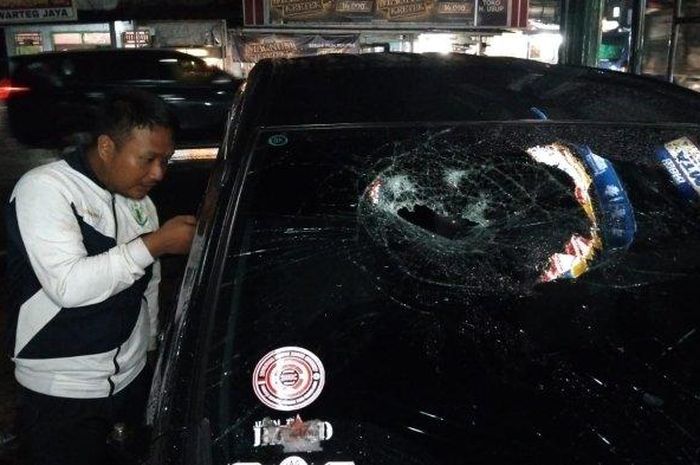 Daihatsu Xenia dan sopirnya sama-sama remuk usai digebukin warga. Ini awal permasalahannya