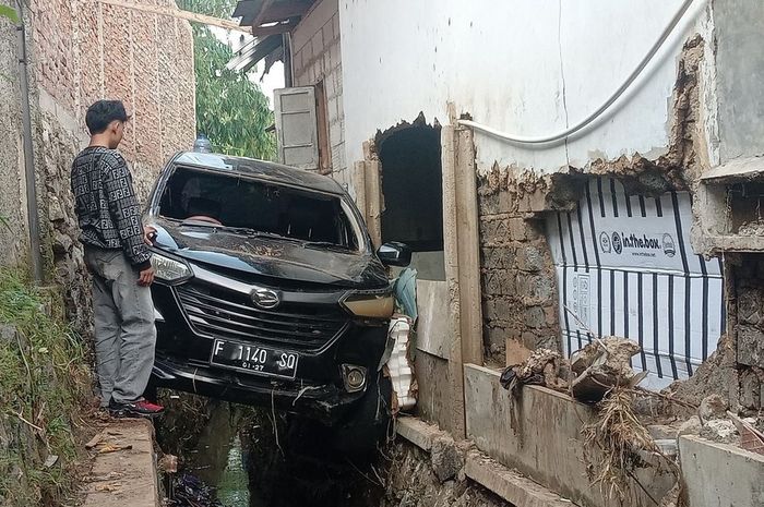 Kelanjutan Daihatsu Xenia nyangkut di atas selokan dan kejepit dua tembok. Pemilik bingung cara evakuasi