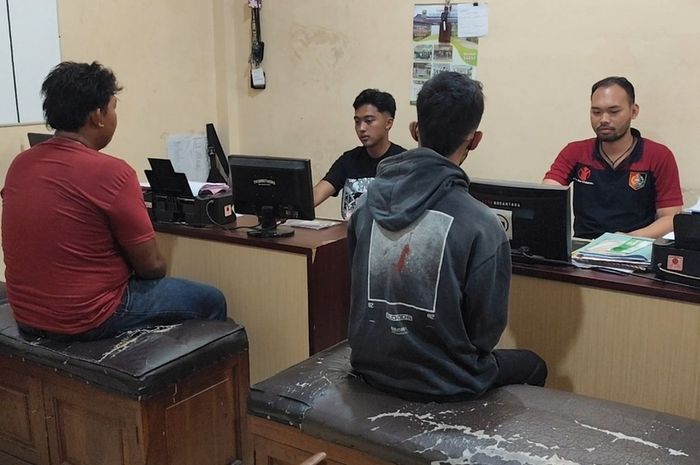 Dua pelaku begal yang tertangkap warga karena motornya kehabisan bensin saat melarikan diri, kini jalani proses di Mapolres Kuningan, Jawa Barat