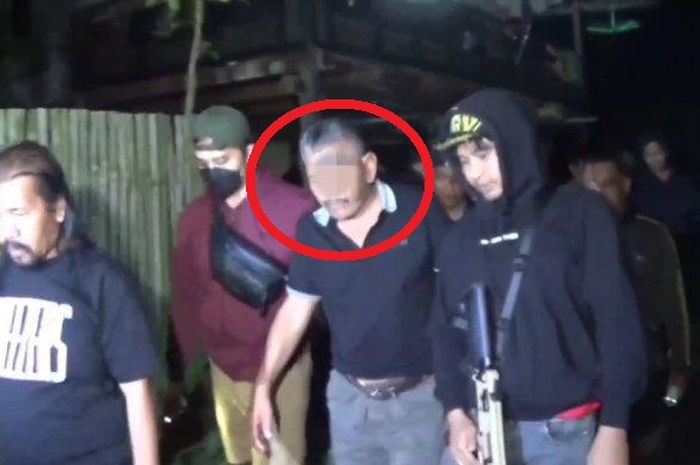 Dalam lingkaran merah, MS (57) pelaku debt collector yang mengaku-ngaku Polisi untuk merampas motor di jalan ditangkap Jatanras Polres Gowa dan tim Vegasus Reskrim Polres Jeneponto