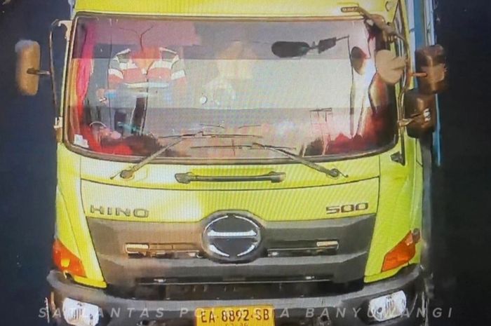 Truk Hino 500 nopol EA 8892 SB yang melakukan tabrak lari tewaskan siswa SMK di kota Pasuruan tertangkap di Banyuwangi, Jawa Timur tanpa pelat nomor