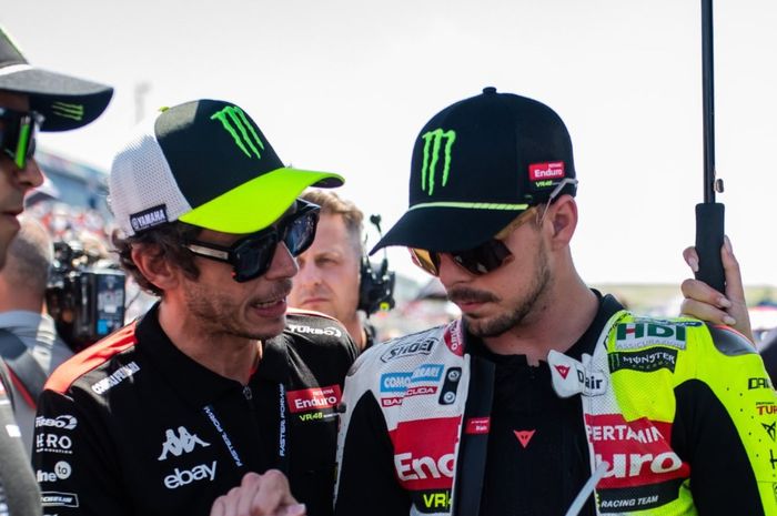 Beredar video ekspresi Valentino Rossi saat melihat Marc Marquez crash di MotoGP Spanyol 2025