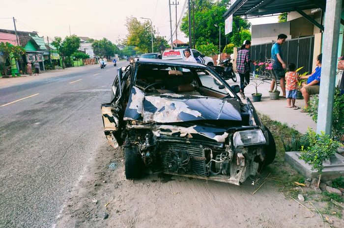 Honda Civic Wonder yang terlibat kecelakaan dengan Daihatsu Gran Max di jalan raya Madiun-Ponorogo, desa Kertobanyon, Geger, kabupaten Madiun, Jawa Timur