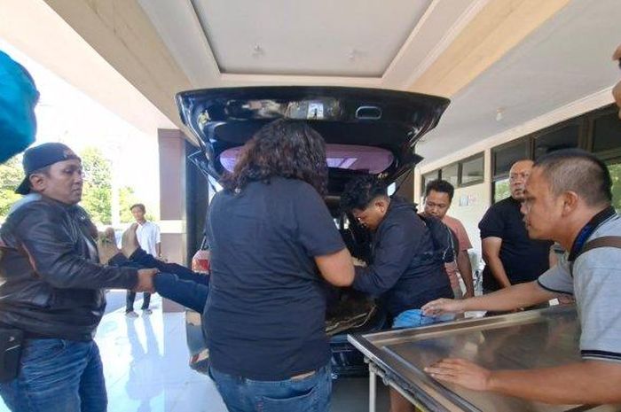 Tim Jatanras Polda Jatim kirim jenazah pelaku spesialis maling mobil yang ditembak mati ke Kompartemen Kamar Mayat RS Bhayangkara Surabaya, Jawa Timur