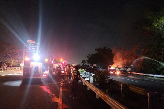 Truk TNI AD meledak dan terbakar di KM 774 tol Gempol-Pandaan karena bermuatan amunisi dan granat