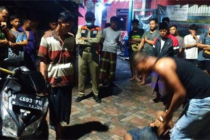 Warga Jl Johar III, Alun-alun Contong, kota Surabaya tangkap pelaku maling Honda Vario 125, (2/5/25)