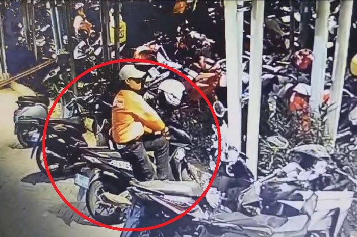 Dalam lingkaran merah, pelaku membobol lubang kunci Honda BeAT dan berhasil membawanya kabur dari parkiran mall kawasan Grand Wisata, Tambun Selatan, kabupaten Bekasi, (4/5/25)