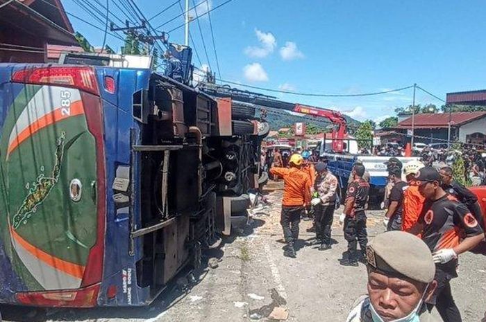 Bus PO Antar Lintas Sumatera (ALS) nopol B 7512 FGA kecelakaan di bukit Surungan,  Padang Panjang Barat, kota Padang Panjang, Sumatera Barat tewaskan 12 orang