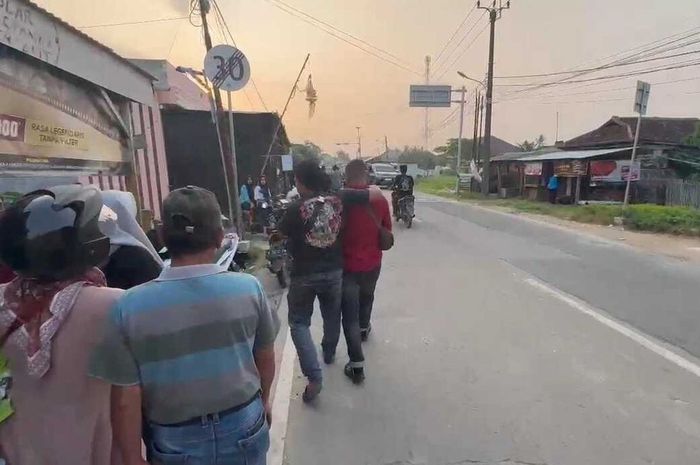 Polisi menangkap tiga debt collector saat menarik paksa motor warga di jalan raya Kronjo, Muncung, Kronjo, kabupaten Tangerang