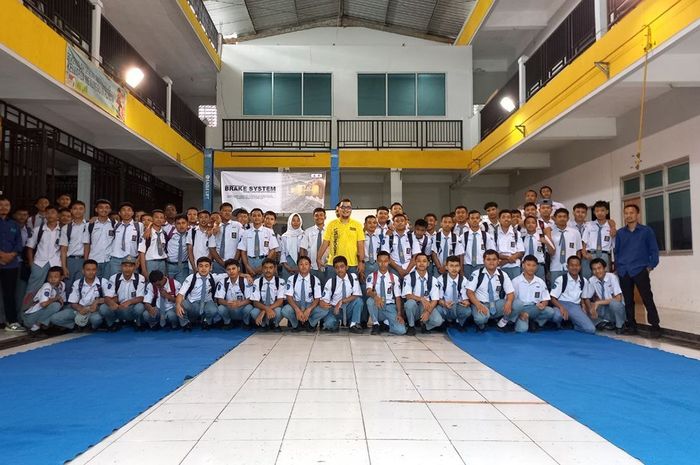 Autochem Mengajar&rdquo; Kunjungi Gen-Z di Semarang dan Yogyakarta: Berikan Edukasi Pengetahuan Dasar Otomotif di Era Teknologi Elektrifikasi