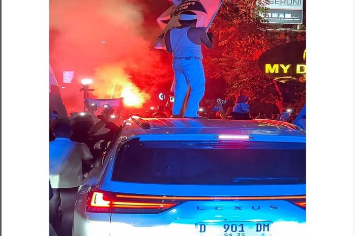 Selebrasi Gubernur Jawa Barat, Dedi Mulyadi injak-injak atap Lexus LX 600 atas keluarnya Persib Bandung jadi juara Liga 1