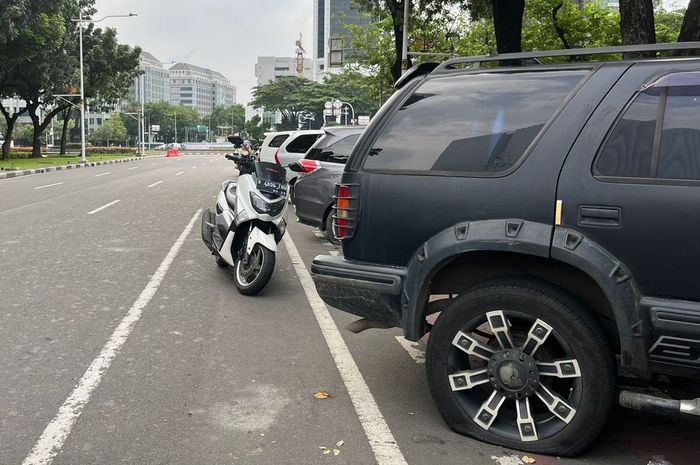 Deretan mobil yang parkir secara liar di Jl Medan Merdeka Selatan, Gambir, Jakarta Pusat, (29/12/24)