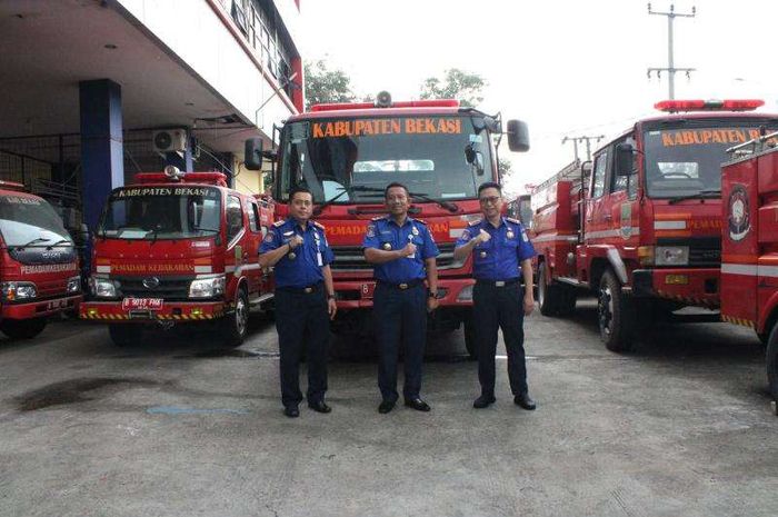 Petugas dan armada pemadam kebakaran dan penyelamatan (Disdamkarmat) kabupaten Bekasi