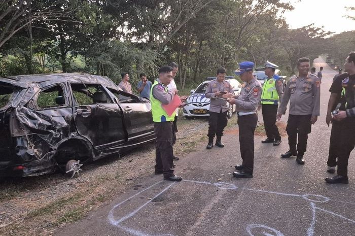 Olah TKP kecelakaan Toyota Avanza rombongan mahasiswa koprol atau terguling 4 kali di wilayah Gunung Kayangan, desa Ambungan, Tanah Laut, Kalimantan Selatan