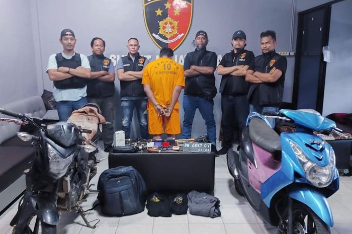 Pelaku pencurian, Beben (35) dengan posisi berbalik badan dan menunduk berfoto bersama enam anggota Jatanras Polda Bangka Belitung bersama barang bukti Yamaha Mio Soul, Honda Verza dan lainnya