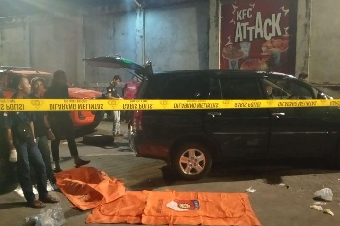 Taruna IPDN dan Mahasiswi Universitas Jambi ditemukan tewas di dalam kabin Toyota Kijang Innova di parkiran swalayan Trona Expres, kota Jambi, Jambi