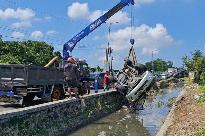 Toyota Fortuner dikerek dari sungai dengan kondisi basah kuyup