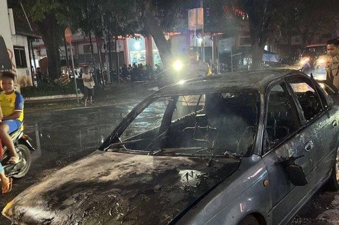 Corolla lawas ini nyelonong sendiri Jumat malam. Berawal sopir dan penumpang cium bau bensin saat sedang melaju