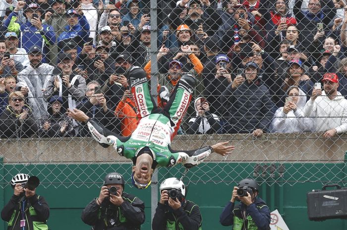 Johann Zarco melakukan selebrasi salto ke belakang alias backflip usai menang MotoGP Prancis 2025