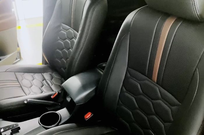 Jok kulit punya kelebihan mudah dibersihkan