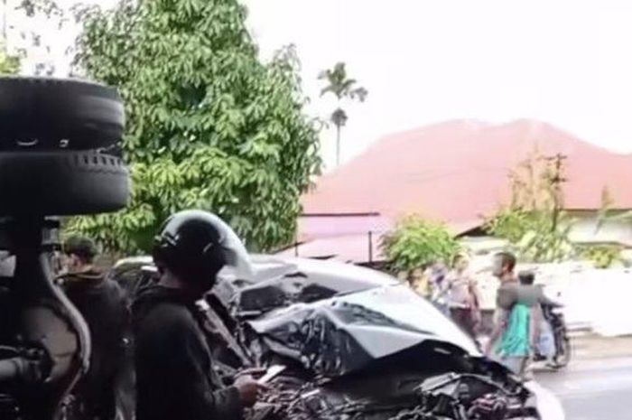 Toyota Calya babak belur usai berduel dengan truk muatan jeruk. Bodi terkoyak parah di sisi kanan