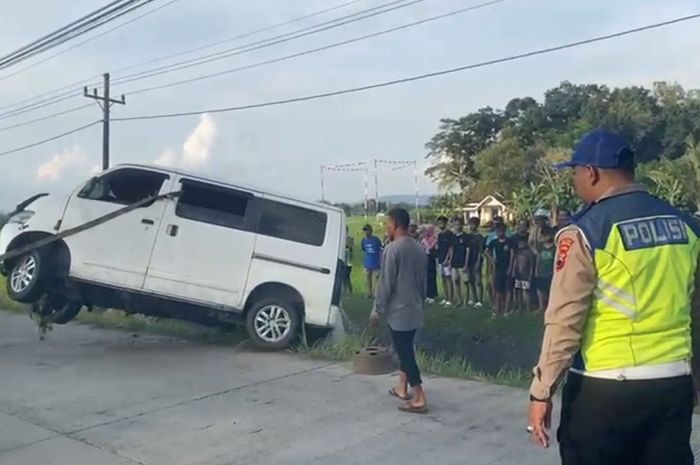 Proses evakuasi Daihatsu Gran Max yang tercebur ke selokan usai tabrak Honda Supra tewaskan tiga remaja di jalan raya Karangbolong, Bulakan Sawah, desa Rogodono, Buayan, Kebumen, Jawa Tengah.