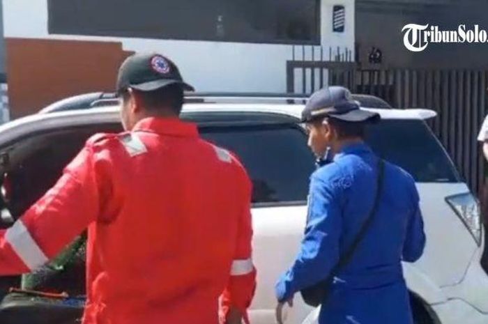 Petugas Pemadam Kebakaran Satpol PP Kabupaten Sukoharjo pecahkan kaca Toyota Rush untuk evakuasi balita terkunci di dalam kabin 