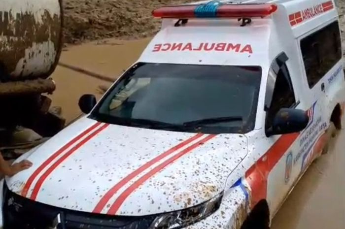 Ambulans terjebak kubangan lumpur di Jalan Tumbang Salio, Kecamatan Permata Intan, Kabupaten Murung Raya, Kalimantan Tengah, (8/5/25).