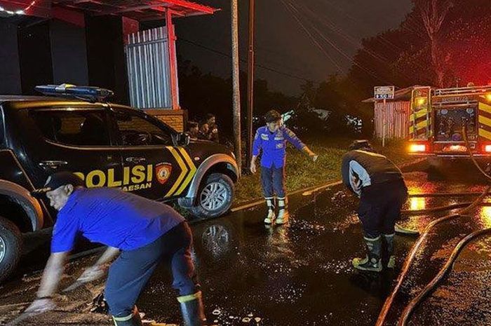 Petugas Pemadam Kebakaran Satpol PP Bondowoso menyabuni aspal jalan raya Bondowoso-Jember, Maesan, Jawa Timur karena tumpahan solar sejauh 2 Km