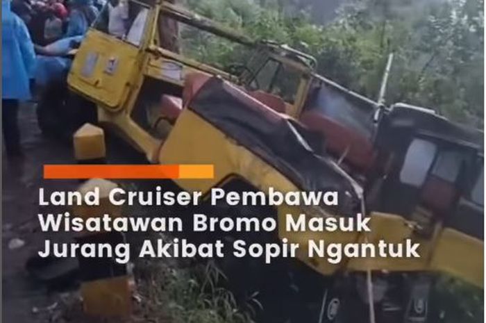 Kondisi jip wisata gunung Bromo Toyota Land Cruiser FJ40 yang terjun jurang saat membawa 8 wisatawan termasuk satu WNA asal Korea Selatan di Poncokusumo, kabupaten Malang, Jawa Timur