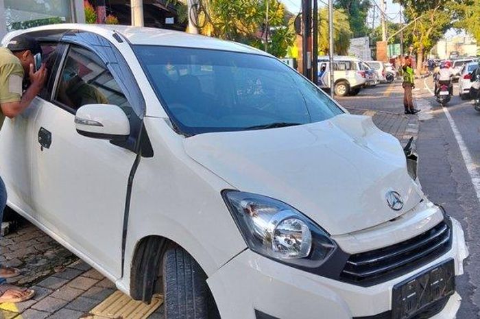 Daihatsu Ayla renggut nyawa seorang ibu-ibu di Semarang usai beradu banteng