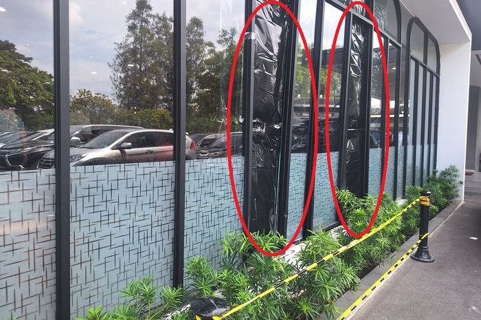 Dalam lingkaran merah, kaca jendela restoran Hongkong di Jl Danau Sunter Selatan, Sunter Agung, Tanjung Priok, Jakarta Utara yang pecah ditabrak Toyota Fortuner
