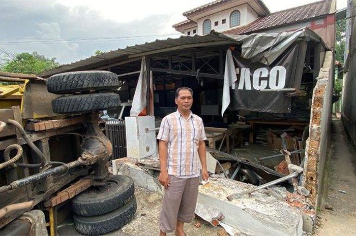 Sofyan pemilik rumah yang temboknya jadi langganan hancur karena truk tak kuat nanjak di Bogor