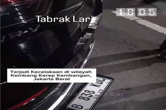 Honda WR-V menabrak empat motor di tanjakan flyover Kembang Kerep, Kembangan, Jakarta Barat