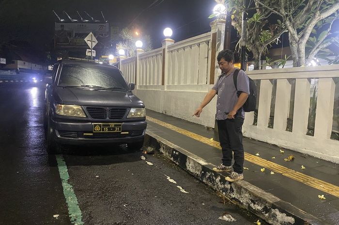 Jurnalis CNN Indonesia, Anza Suseno menunjukan lokasi Ia memarkirkan Honda Vario 110 miliknya hingga hilang digondol maling di area parkir Mapolresta Sukabumi Kota