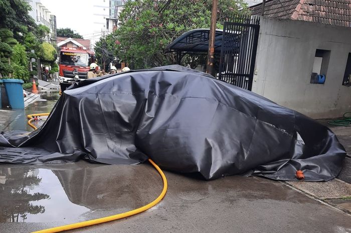 Mobil listrik BYD Seal mengeluarkan asap pekat saat terparkir dalam garasi rumah warga di Jalan Katalis, Kota Bambu Utara.