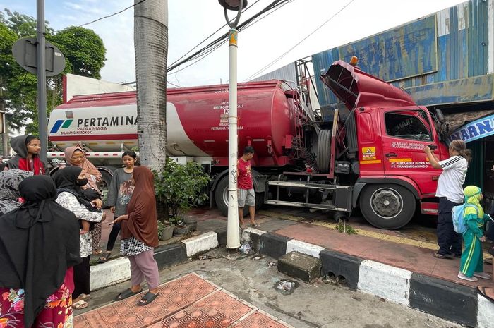Truk tangki Pertamina menabrak tiga ruko di Jl Dr. Sumarno, Cakung, Jakarta Timur