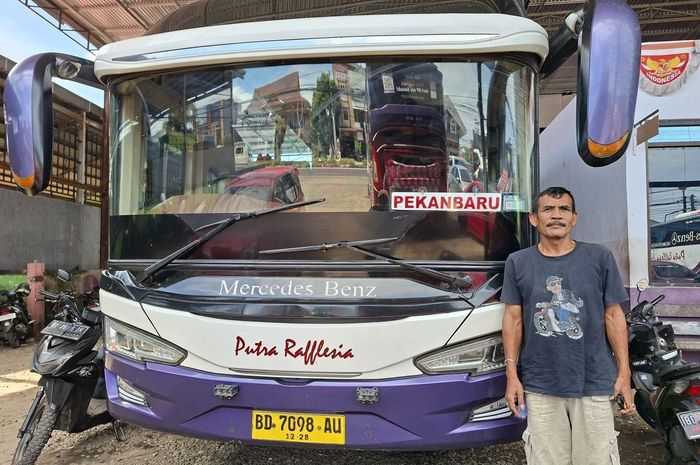 Mr Kopral, salah satu sopir senior bus PO Putra Rafflesia yang sudah berkarir sejak 1989