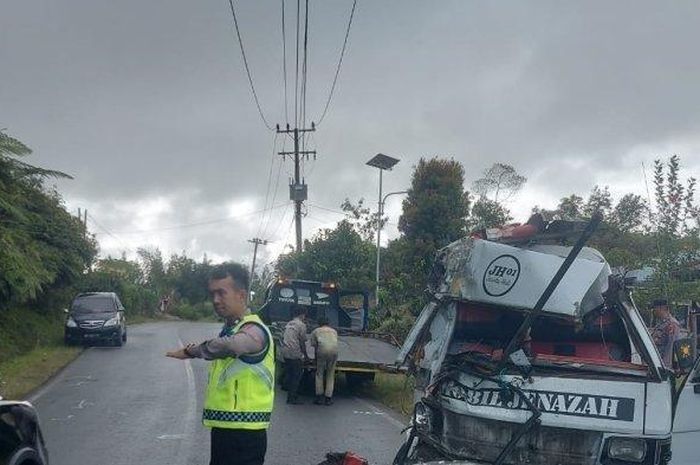 Mobil jenazah ringsek usai terjang bak belakang truk. Sopir tewas
