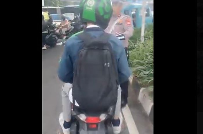 Honda BeAT pengendara ojek online tidak dipasangi pelat nomor belakang