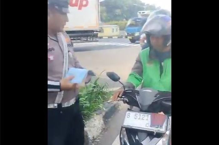 Pengendara ojek online ditilang Polisi dan dikenai denda tilang setengah juta karena menaruh masker hidung di ujung pelat nomor Honda BeAT miliknya