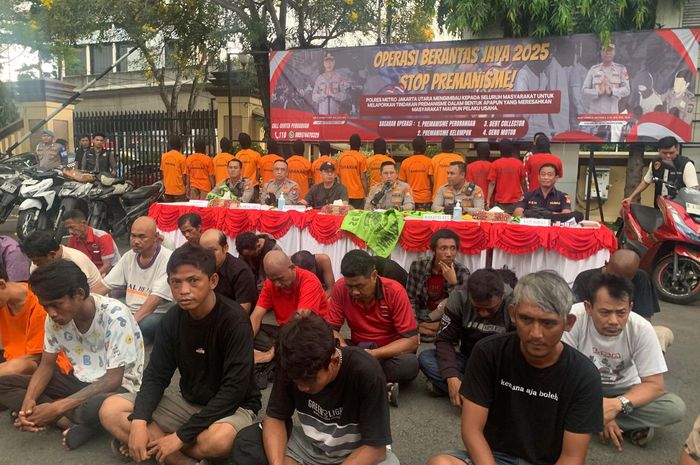 Sebanyak 19 orang anggota ormas yang mengelola parkir di Wisma Atlet ditangkap. Uang diselewengkan