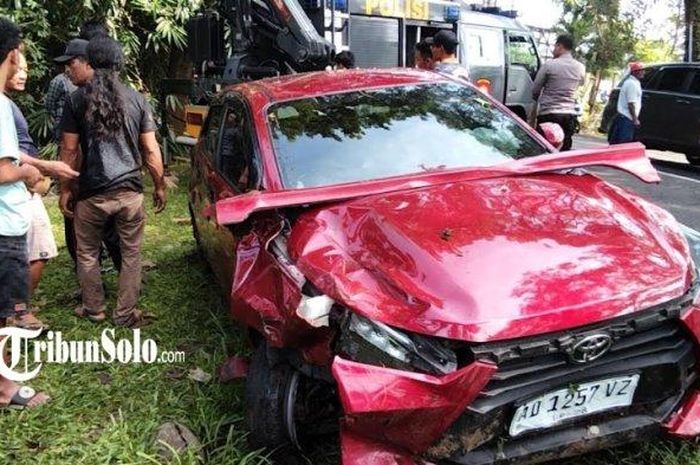 Toyota Agya bonyok wajah usai beradu dengan Honda Supra yang dibawa seorang bapak-bapak dan anaknya