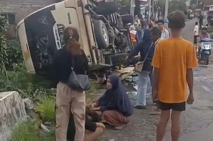 Isuzu Elf diduga rem blong di Tawangmangu yang berujung renggut 5 nyawa sekaligus