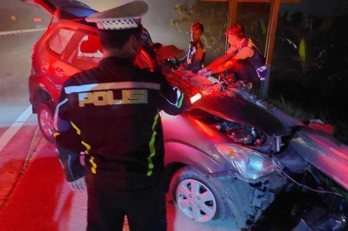 Toyota Avanza terkoyak usai tabrak kendaraan di depan dan berakhir menabrak pembatas jalan tol